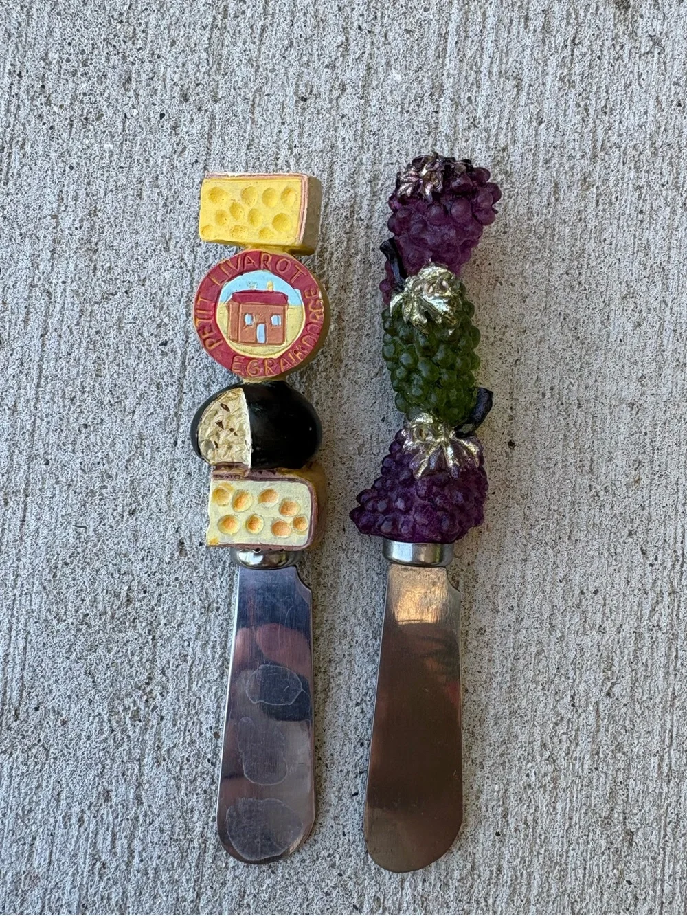 2 PIECE CHEESE AND GRAPES BUTTER KNIFE